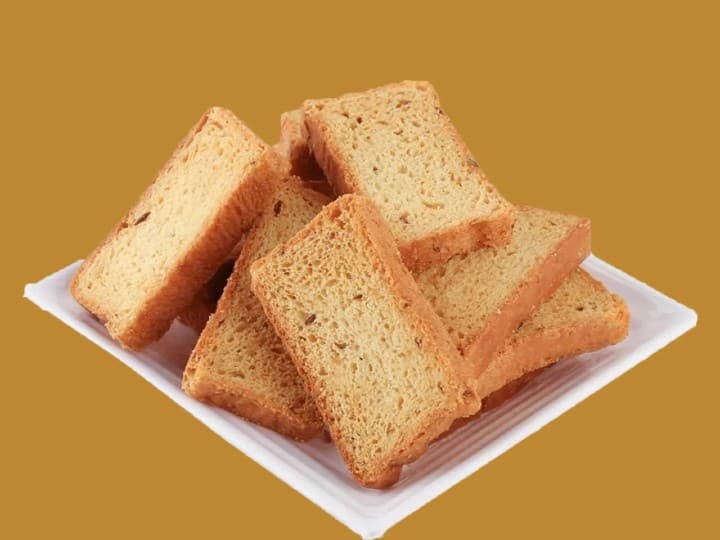 Toast Making Process : टोस्ट शिळ्या ब्रेडपासून बनवले जात नाहीत त्यामुळे हा समज चुकीचा आहे.