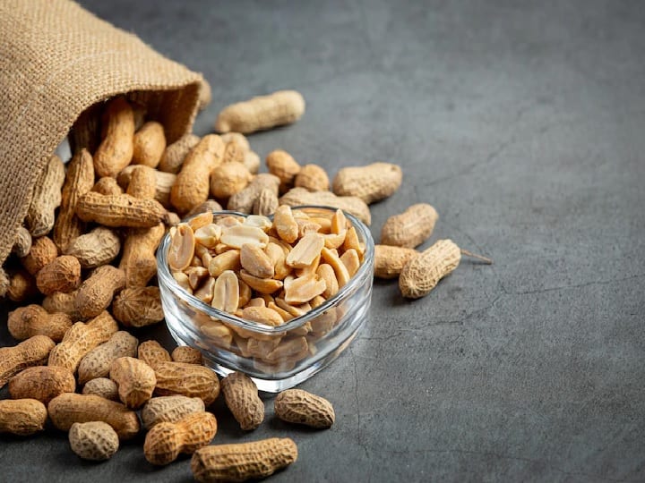 Beauty benefits of peanuts Along with health peanuts also have a lot of benefits for the skin Beauty Benefits of Peanuts: मूंगफली सेहत के साथ त्वचा के लिए भी है बेहद फायदेमंद, जानें ब्यूटी से जुड़े ये लाभ