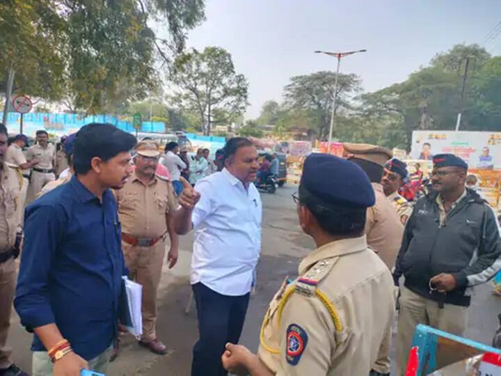 maharashtra News Aurangabad News Argument between MLA Ramesh Bornare and police  Argument happened due to blocking the car Aurangabad News:  शिंदे गटाचे आमदार बोरनारे आणि पोलिसांमध्ये हुज्जत; गाडी अडवल्याने झाला वाद