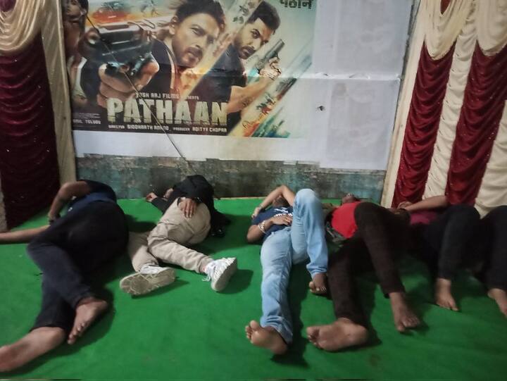 முதல் நாள் முதல் காட்சியை பார்க்க தியேட்டர் வாசலில் காத்திருக்கும் ஷாருக்கானின் ரசிகர்கள்