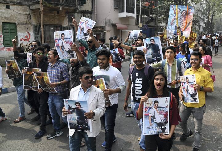 'যশ রাজ ফিল্মস'-এর একটি বিবৃতি অনুযায়ী, 'পাঠান' শাহরুখ খানের প্রথম ছবি যা প্রায় ১০০টিরও বেশি দেশে একসঙ্গে মুক্তি পেয়েছে। এটি শাহরুখ অভিনীত প্রথম এমন ছবি যা পিভিআরে ভোর ৬টার শো পেয়েছে।