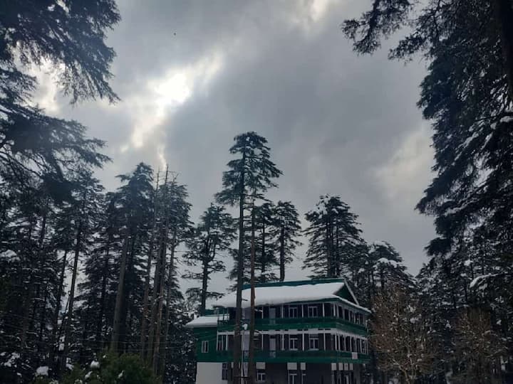 They added that flight operations will begin once visibility improves to at least 1,000 metres. Meanwhile, minimum temperatures in the Valley rose. (Image Source: Twitter/@SeedOfTopology)