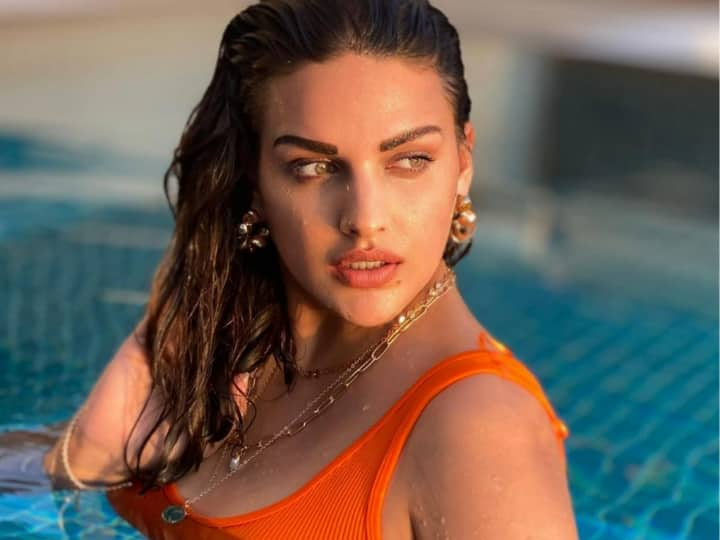 Himanshi Khurana Pics: बॉलीवुड एक्ट्रेस ऐश्वर्या राय के लाखों दीवाने हैं, लेकिन क्या आप जानते हैं कि पंजाबी इंडस्ट्री में भी एक ऐश्वर्या राय हैं. अगर नहीं तो नीचे की स्लाइड में देखिए उनकी तस्वीरें.