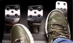 গাড়িতে ব্রেকিংয়ের সময় এই কাজ করেন, মারাত্মক দুর্ঘটনা হতে পারে !