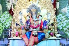 Nashik Ganesh Jayanti : नाशिकच्या चांदीच्या गणपतीला नारळाच्या पानांची आरास, कॅडबरीसह विविध फळांचा महाप्रसाद