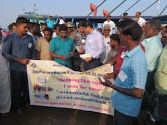 தேசிய வாக்காளர் தினம்: படகில் சென்று மீனவர்களுக்கு விழிப்புணர்வு ஏற்படுத்திய அதிகாரிகள்