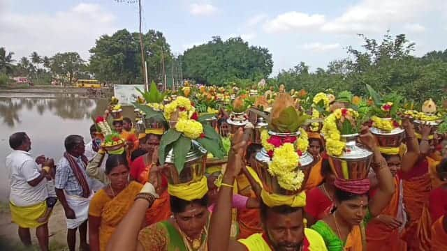 Temple Kumbabhishekam ceremony near Dharmapuri attended by a large number of women devotees TNN தருமபுரி: கோயில் கும்பாபிஷேக விழாவுக்கு தீர்த்த குடம்,  முளைப்பாரிகளை எடுத்துச் சென்ற பெண்கள்