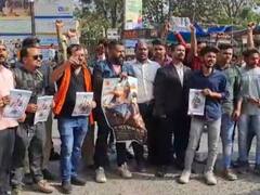 Pathaan Protest: जबलपुर में पठान का विरोध, पोस्टर जलाया गया, एक शो करना पड़ा रद्द, देखें तस्वीरें
