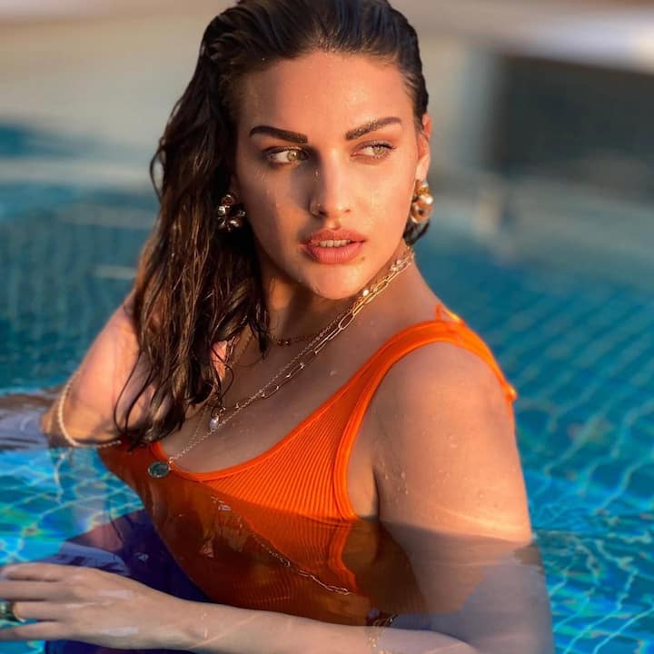 वहीं हिमांशी का सोशल मीडिया अकाउंट भी इस बात का सबूत देता हैं कि वो खूबसूरती में ऐश्वर्या राय को कड़ी टक्कर देती हैं.