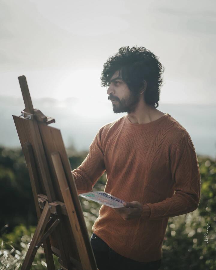 1990లో చెన్నైలో జన్మించిన అర్జున్ కి చిన్నప్పటి నుంచీ నటనంటే ఇష్టం ఉన్నప్పటికీ..కుటుంబంలో ఆర్థిక సమస్యల కారణంగా ఉద్యోగంలో సెటిలయ్యాడు. దుబాయిలో బ్యాంకు ఉద్యోగం సాధించి లక్షల్లో జీతం అందుకున్నాడు. పరిస్థితులు చక్కబడిన తర్వాత..మళ్లీ తనకు ఇష్టమైన నటనవైపు అడుగేశాడు.