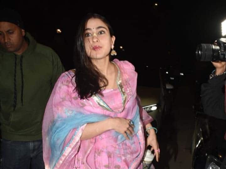 Sara Ali Khan Gets Injured: सारा अली खान को लगी चोट, नाक पर बैंडेज लगाई दिखीं एक्ट्रेस, सामने आया वीडियो Sara Ali Khan is seen with an injury on her nose as she arrives at Varun Dhawan Natasha Dalal anniversary party Sara Ali Khan Gets Injured: सारा अली खान को लगी चोट, नाक पर बैंडेज लगाई दिखीं एक्ट्रेस, सामने आया वीडियो