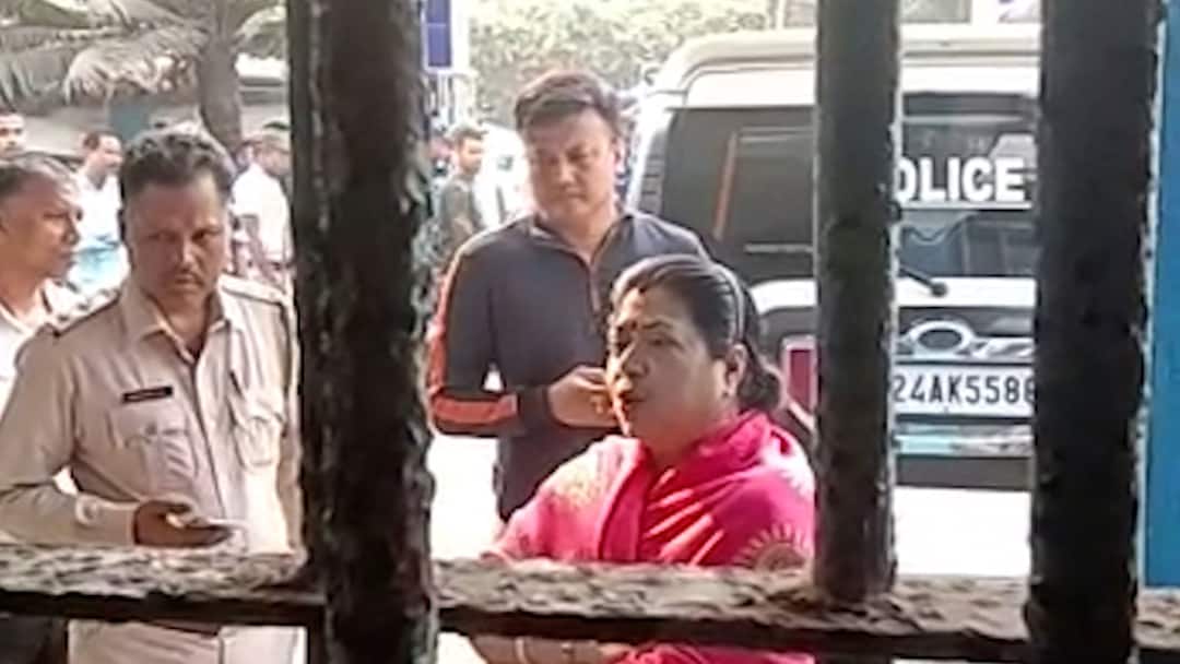 TMC Viral Video: পুলিশকে '২ টাকার চাকর' বলে গালিগালাজ তৃণমূল বিধায়কের! ভিডিও ভাইরাল Trinamool MLA abuses the police as a servant of 2 rupees! Viral video TMC Viral Video: পুলিশকে '২ টাকার চাকর' বলে গালিগালাজ তৃণমূল বিধায়কের! ভিডিও ভাইরাল