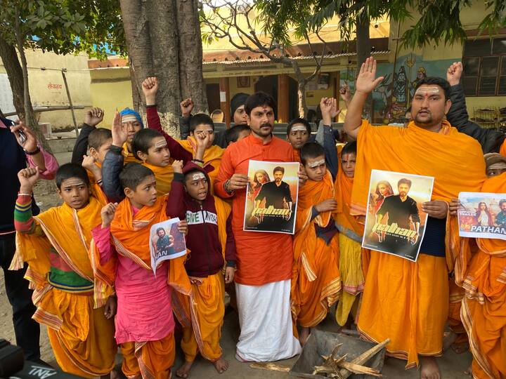 छात्र नेता ने कहा कि उनके मंसूबे को हम कभी कामयाब नहीं होने देंगे. हम लोग सिनेमा हॉल में पठान फिल्म को कभी लगने नहीं देंगे.