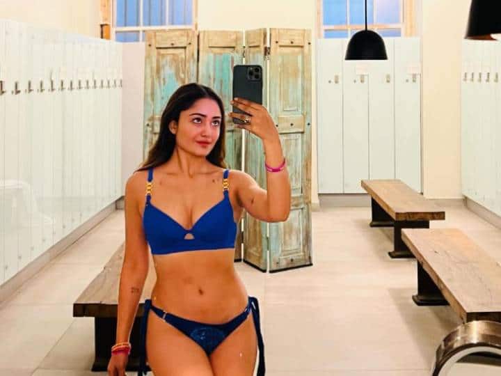 Aashram Babita Aka Tridha Choudhury Wearing Bikini While Bath In Swimming Pool 'आश्रम' की 'बबीता' ने बिकिनी पहन स्विमिंग पूल में लगाई डुबकी, सोशल मीडिया पर वीडियो से मच गई खलबली