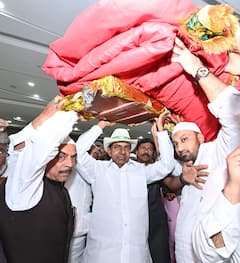 KCR Chadar To Ajmer Dargah: అజ్మీర్ దర్గాకు చాదర్ సమర్పించిన సీఎం కేసీఆర్