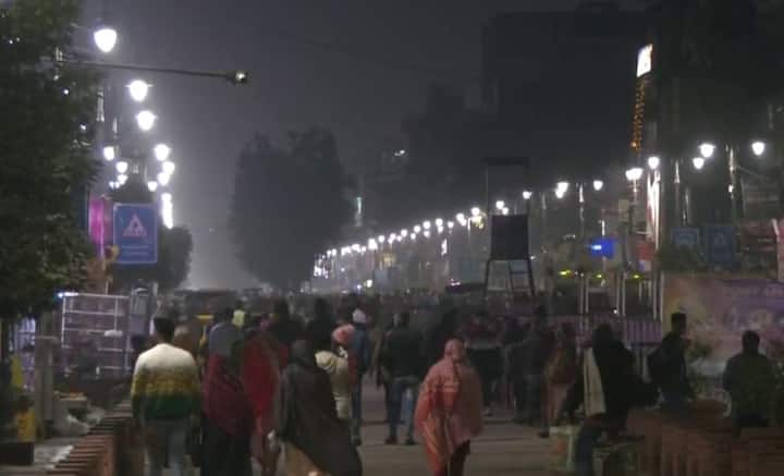 ব্যস্ত সময়েও এমনিতেই গমগম করে রাজপথ। প্রজাতন্ত্র দিবসের আগের রাতে বাড়তি উৎসাহ চোখে পড়ছে।