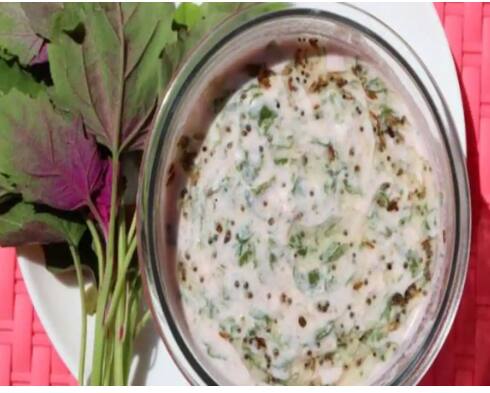 बथुआ के पत्तियों को उबालकर पीस लें दही नमक जीरा और गोल मिर्च पाउडर मिलाकर इस का रायता बना लें. यह लीवर को टॉक्सिन फ्री करेगा.