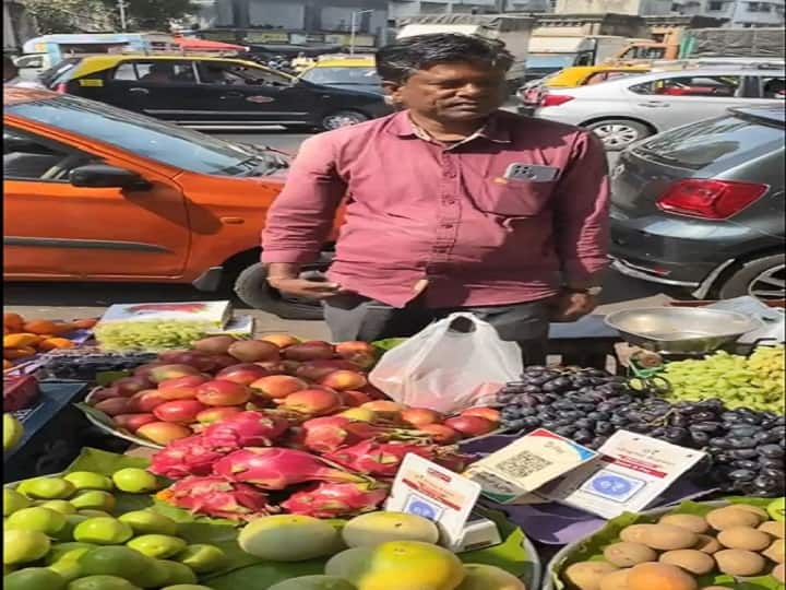 Anand Mahindra Twitter Video India Digital Currency E-Rupee During Buy Fruit RBI e-rupee: आनंद महिंद्रा ने Digital Rupee में खरीदे अनार, फल वाले को किया पेमेंट, वीडियो वायरल