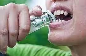 सध्या दातांनी बाटलीचं झाकण उघडण्याचा ट्रेंड खूप वाढला आहे. लोकांना हे करणं गंमत वाटते. पण यामुळे दातांना खूप नुकसान होऊ शकते.