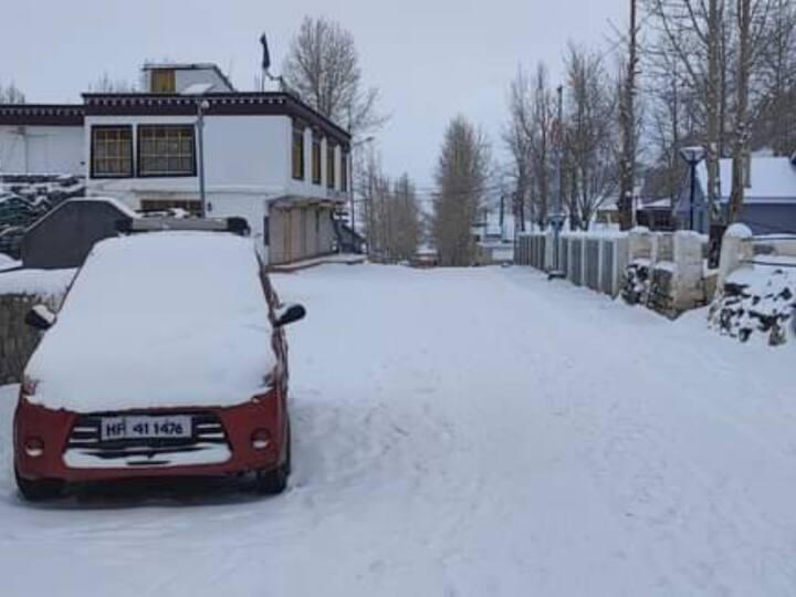 हिमाचल प्रदेश (Himachal Pradesh) के ऊंचाई वाले इलाकों में बर्फबारी (Snowfall) के बाद मौसम एक बार फिर गुलजार है. बर्फबारी की वजह से तापमान में भी भारी गिरावट दर्ज की गई है.