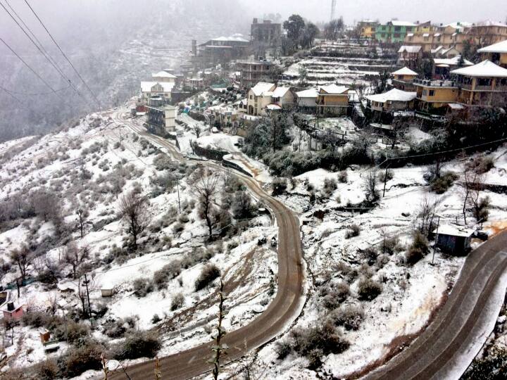 Snowfall in Himachal Pradesh disrupted 3 National Highways 262 roads closed 889 power lines stalled हिमाचल प्रदेश में बर्फबारी से 3 नेशनल हाईवे बाधित, 262 सड़कें बंद 889 बिजली लाइन हुई ठप