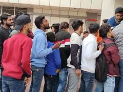 अयोध्या: विरोध के बावजूद 'पठान' फिल्म देखने के लिए उमड़ी दर्शकों की भीड़, अगले 2 दिन सारे शो हाउस फुल