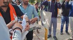 Pathaan Protest: जबलपुर में पठान का विरोध, पोस्टर जलाया गया, एक शो करना पड़ा रद्द, देखें तस्वीरें