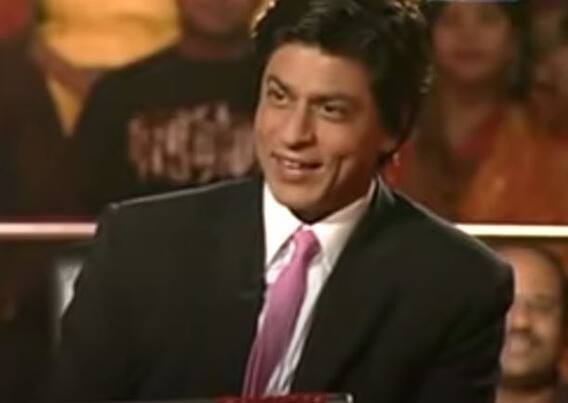 चित्रपटांमध्ये छाप पाडल्यानंतर शाहरुख खानने  (Shah Rukh Khan)  काही टीव्ही शोही होस्ट केले. 2007 मध्ये शाहरुख खानने अमिताभ बच्चन (Amitabh Bachchan) यांची जागा घेतली आणि 'कौन बनेगा करोडपती 14' च्या (Kaun Banega Crorepati 14) होस्टिंग चेअरची जबाबदारी सांभाळली.