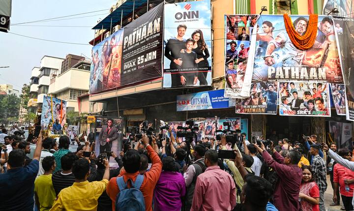 বলিউড বাদশাহর এর আগের ছবি ছিল ‘জিরো,’ যা বক্স অফিসে তেমনভাবে সাফল্যের মুখ দেখেনি। তারপরই আজ মুক্তি পেল পাঠান।