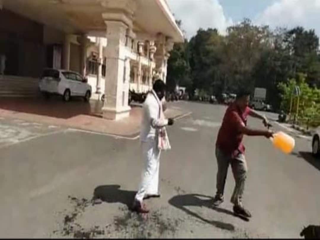 ஊராட்சி செயலாளர் மீது நடவடிக்கை எடுக்காததால் ஊராட்சி மன்ற தலைவர் தீக்குளிக்க முயற்சி Crime An attempt was made to set the panchayat president on fire in front of the collector's office for not taking action against the panchayat secretary ஊராட்சி செயலாளர் மீது நடவடிக்கை எடுக்காததால் ஊராட்சி மன்ற தலைவர் தீக்குளிக்க முயற்சி