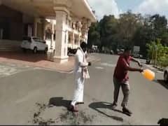 ஊராட்சி செயலாளர் மீது நடவடிக்கை எடுக்காததால் ஊராட்சி மன்ற தலைவர் தீக்குளிக்க முயற்சி