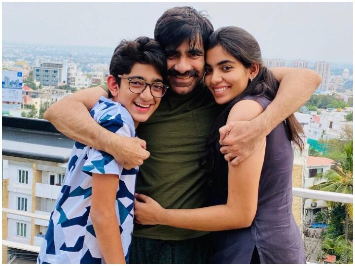 बता दें कि रवि एक फिल्म के लिए करीब 15 करोड़ रुपये चार्ज करते हैं. इसके अलावा ब्रांड एंडोर्समेंट से भी उनकी काफी अच्छी कमाई होती है. गौर करने वाली बात यह है कि रवि तेजा का नाम आज तक किसी भी विवाद में सामने नहीं आया.