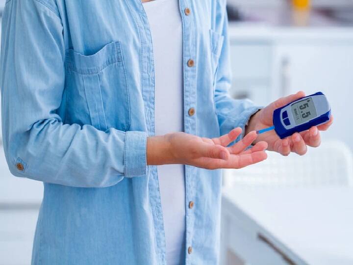 Diabetes is increasing in younger population Doctors share early signs Diabetes Symptoms: क्या सच में धीरे-धीरे युवाओं को जकड़ रही है डायबिटीज की बीमारी? डॉक्टर ने बताए शुरुआती संकेत
