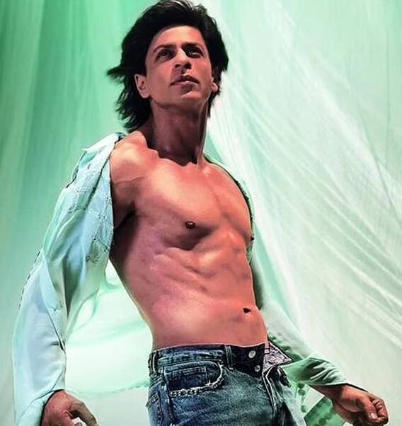 Shahrukh Khan: People are surprised to see Shahrukh Khan's strong body in 'Pathan', how is he looking so fit at the age of 57? Shahrukh Khan: People are surprised to see Shahrukh Khan's strong body in 'Pathan', how is he looking so fit at the age of 57?
