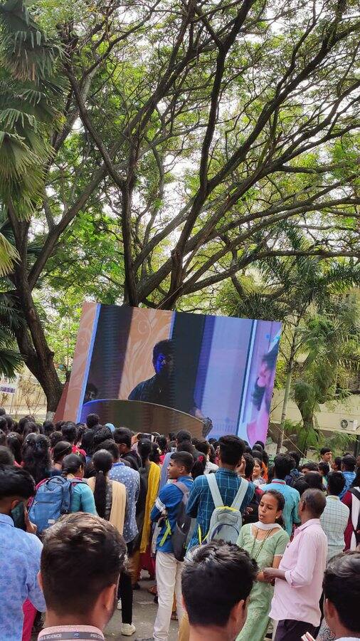 லோகேஷ் கனகராஜை காண காத்திருக்கும் கல்லூரி மாணவர்கள்