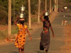 शिक्षक असावा तर असा! गावकऱ्यांची तहान भागवण्यासाठी तीन लाखांची विहीर अन् जमीनही दिली