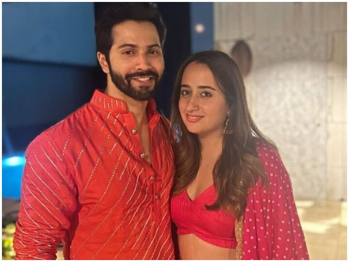 Varun-Natasha Anniversary: बॉलीवुड एक्टर वरुण धवन और उनकी पत्नी नताशा दलाल ने अपनी सेकेंड वेडिंग एनिवर्सरी सेलिब्रेट की. कपल ने साल 2021 में इंटीमेट वेडिंग की थी. चलिए आज इनकी लव स्टोरी जानते हैं.