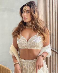 Krishna Shroff Photos: ट्रेडिशनल कपड़ों में नजर आईं टाइगर श्रॉफ की बहन कृष्णा, डीपनेक लहंगा पहन लगाया देसी लुक का तड़का