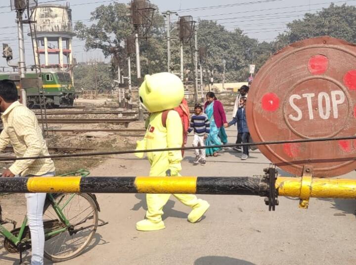 gorakhpur Prank video goes viral by becoming teddy bear at railway crossing, police arrest ann Gorakhpur News: टेडी बीयर बनकर रेलवे क्रॉसिंग पर प्रैंक करना पड़ा महंगा, पुलिस ने खिला दी जेल की हवा