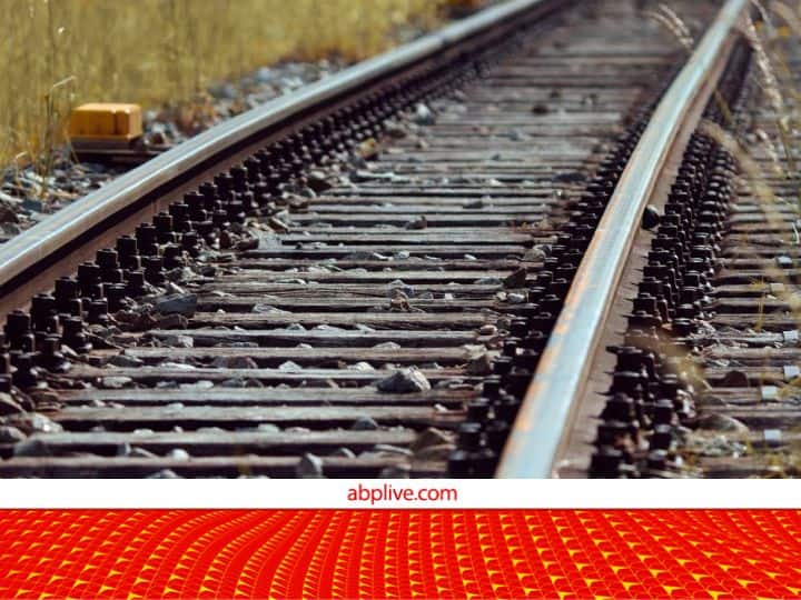 Why does not the rail track rust its made of a special type steel Intresting facts about railway रेल की पटरी पर क्यों नहीं लगती जंग? लोहा नहीं... इस चीज से बने होते हैं रेलवे ट्रैक