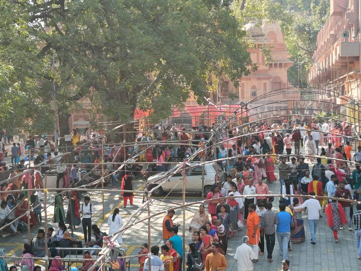 आज सकाळपासून मंदिरात येणाऱ्यांची मोठी गर्दी बघायला मिळत असून मंदिर प्रशासनाच्यावतीने गर्दीवर नियंत्रणासाठी नियोजन करण्यात आले आहे.