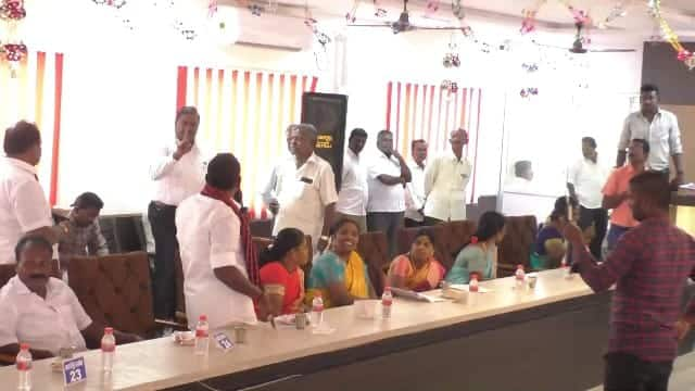 DMK members complained that basic facilities were not provided in the Dharmapuri Municipal Council meeting TNN தருமபுரி நகர்மன்ற கூட்டத்தில் திமுக உறுப்பினர்கள் - அதிகாரி வாக்குவாதம்