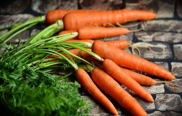 गाजर को सुपर फूड कहा जाता है. इसमें beta-carotene, मिनरल्स और विटामिन सी भरपूर मात्रा में पाई जाती है. सर्दियों में सेहतमंद रहने के लिए इन्हें अपनी डाइट में जरूर शामिल करें.