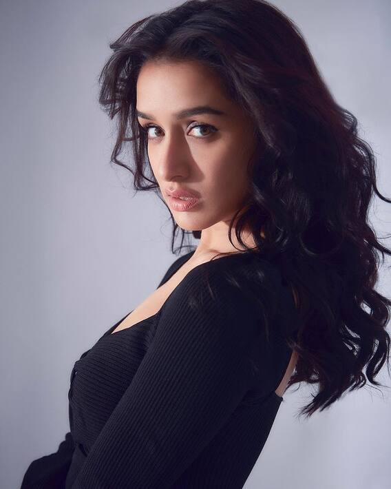 Ranbir Kapoor's actress got photoshoot done in black dress Ranbir Kapoor's actress got photoshoot done in black dress