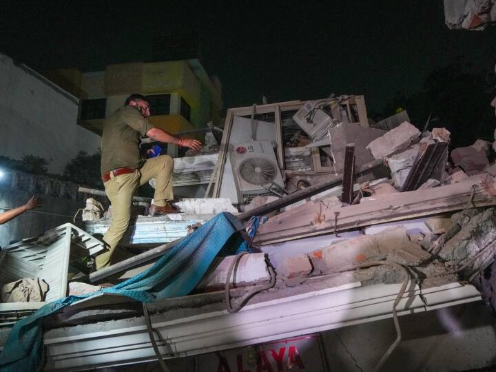 Lucknow Building Collapse: लखनऊ में रेक्स्यू पर आफत की बारिश, मलबे से निकाले गए 15 लोग, घायल अस्पताल में भर्ती, ऑपरेशन जारी Lucknow Building Collapse Hasanganj Road Residential Building Collapse Wazir Hasan Several Trapped rescued Lucknow Building Collapse: लखनऊ में रेक्स्यू पर आफत की बारिश, मलबे से निकाले गए 15 लोग, घायल अस्पताल में भर्ती, ऑपरेशन जारी
