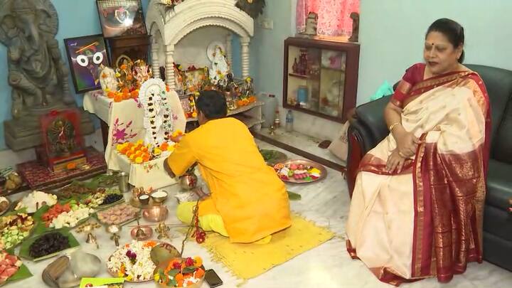 মুদিয়ালির বাড়িতে সরস্বতী পুজোর আয়োজন। ১০০ বছরেরও পুরনো পুজো। উৎসবের মেজাজে তৃণমূল সাংসদ