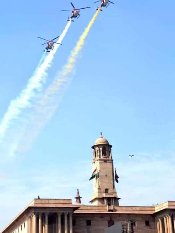 देश मना रहा 74वां गणतंत्र दिवस, लोगों पर हुई फूलों की बारिश