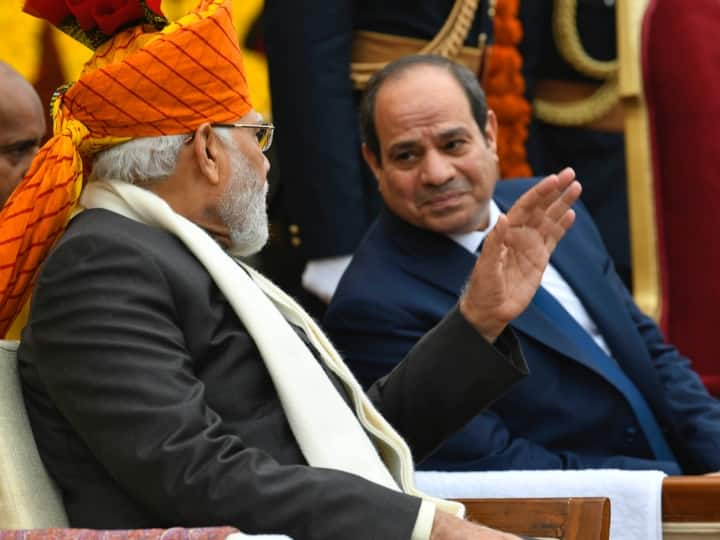 पीएम मोदी मिस्र के राष्‍ट्रपति से मिले. मिस्र के राष्‍ट्रपति अब्‍दुल फतह अल सीसी आज समारोह के मुख्य अतिथि के रूप में मौजूद रहे. पीएम मोदी ने कहा- आपकी उपस्थिति से कार्यक्रम की शोभा बढ़ गई. पीएम मोदी ने ट्वीट भी किया, 