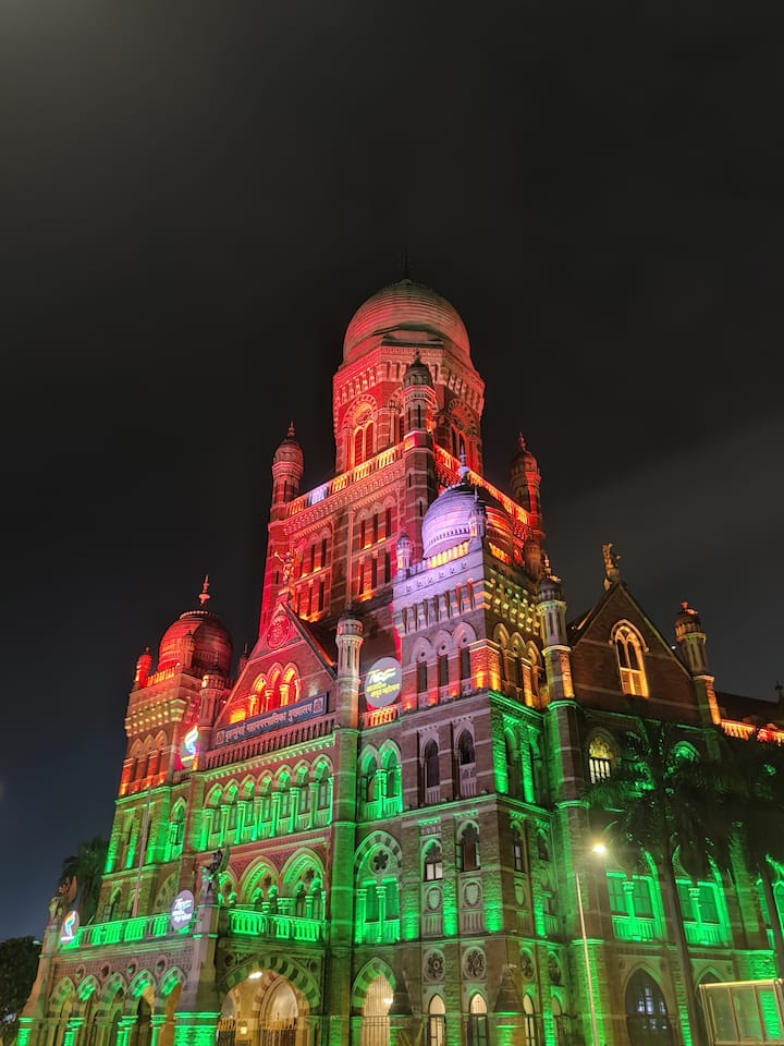 रात के समय की ये तस्वीरें बेहद खूबसूरत लग रही हैं. हर कई यहां की खूबसूरती देखकर तस्वीरें लेता दिखा.  (Photo: Shriraj Sonawane, Instagram @igwithshree)