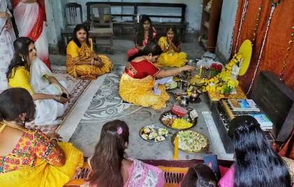 ਮਾਂ ਸ਼ਾਰਦੇ ਦੀ ਮੂਰਤੀ ਨੂੰ ਬਹੁਤ ਹੀ ਖੂਬਸੂਰਤੀ ਨਾਲ ਸਜਾਇਆ ਗਿਆ ਹੈ। ਇਸ ਨੂੰ ਦੇਖ ਕੇ ਮੂਰਤੀ ਦੀ ਸੁੰਦਰਤਾ ਬਣੀ ਜਾ ਰਹੀ ਹੈ।